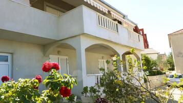 Apartment (One-Bedroom Apartment With Terrace An) | Aerial view