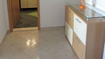 Apartamento (One-Bedroom Apartment With Terrace An) | Sala de estar | TV de tela plana 32 polegadas com canais via satélite