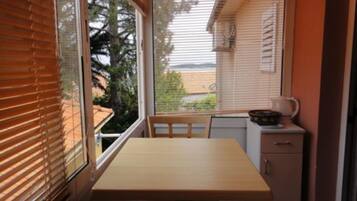 Studio (Studio Apartment with Balcony and Sea) | Private kitchen | Fridge