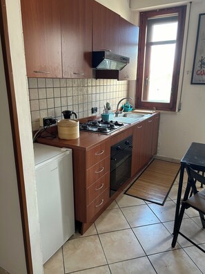 Cookware/dishes/utensils, spices