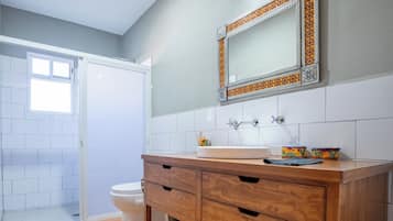 Regadera, amenidades de baño gratuitas, secadora de cabello, toallas