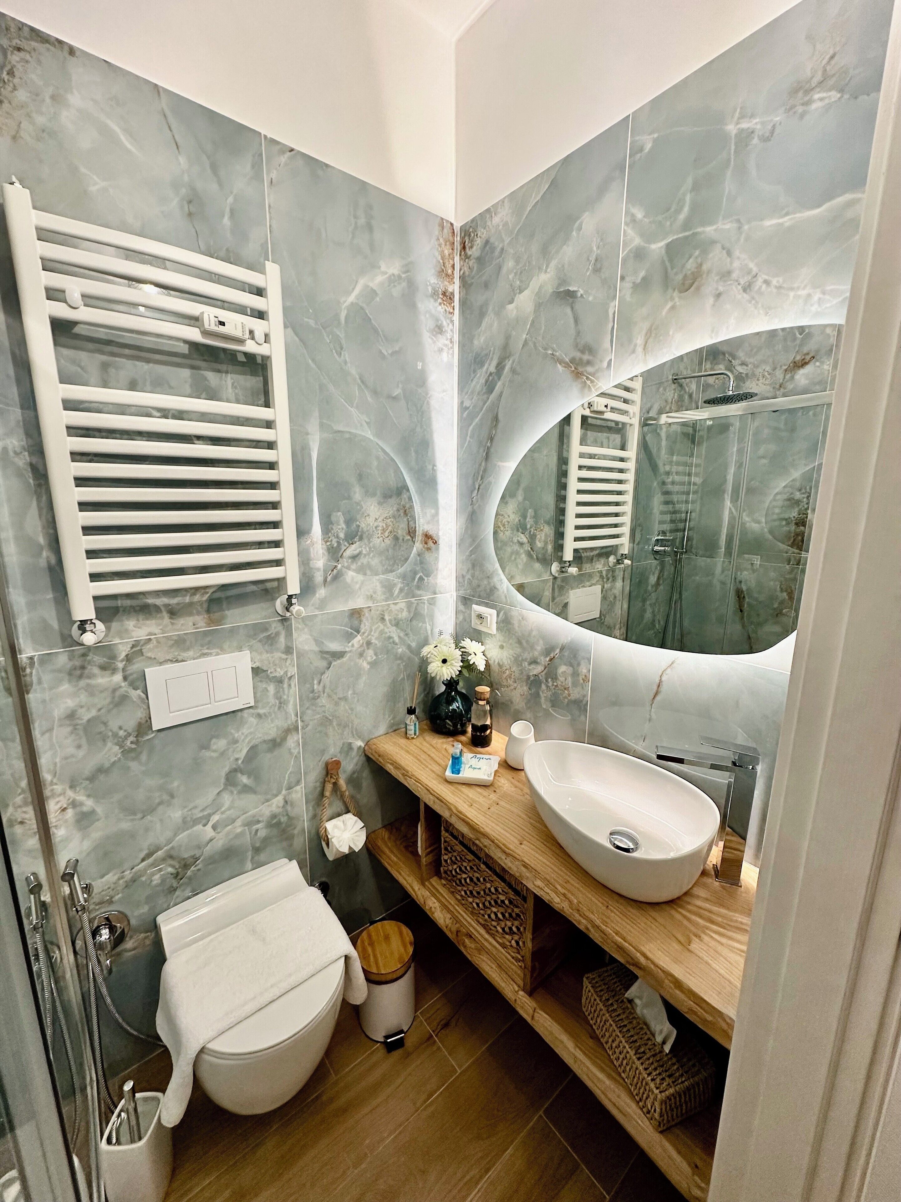 Dusche, Haartrockner, Handtücher, Seife