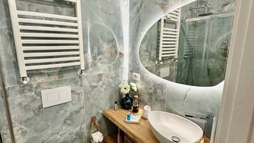 Dusche, Haartrockner, Handtücher, Seife