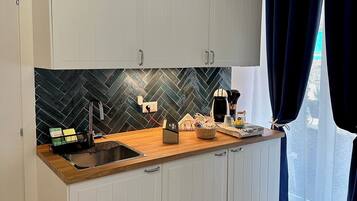 Frigorifero, piano cottura, macchina per tè/caffè, bollitore elettrico