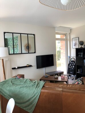 Interior - Granville, 50m from the sea, on the garden level, nice and cosy apartment-terrace for 2 persons (Granville)