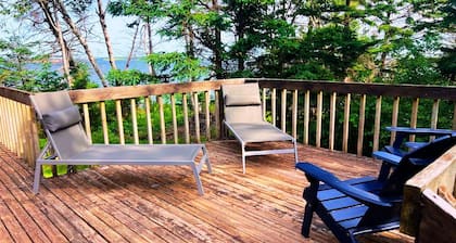 Private, Ocean View Cottage, 5 Mins - Cavendish, large deck, A/C, Wifi, Sleeps 6