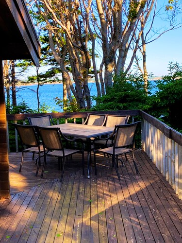 Private, Ocean View Cottage, 5 Mins - Cavendish, large deck, A/C, Wifi, Sleeps 6