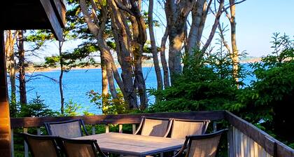 Private, Ocean View Cottage, 5 Mins - Cavendish, large deck, A/C, Wifi, Sleeps 6