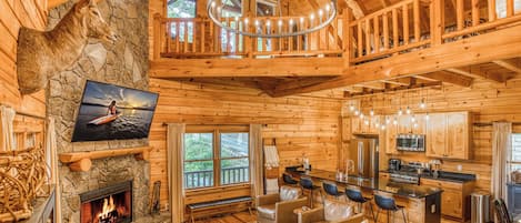 Smart TV, chimenea y libros