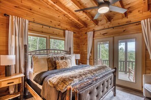 4 slaapkamers, een bureau, een strijkplank/strijkijzer, reisbedje