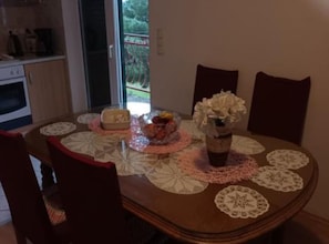 Appartement (Spacious and Cozy Apartments Dugi Rat) | Cuisine privée | Réfrigérateur