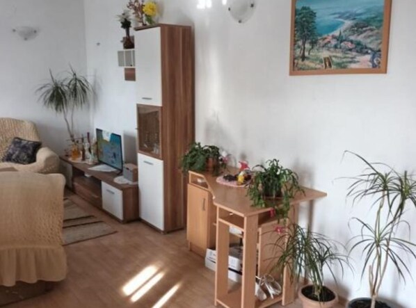 Lejlighed (Spacious and Cozy Apartments Dugi Rat) | Stue | 32-tommers fladskærms-tv med kabelkanaler