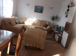 Appartement (Spacious and Cozy Apartments Dugi Rat) | Salle de séjour | Télévision à écran plat de 32 pouces avec chaînes par câble