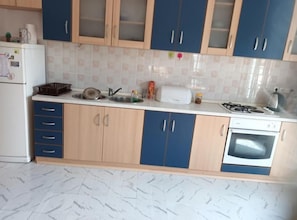 Appartement (Spacious and Cozy Apartments Dugi Rat) | Cuisine privée | Réfrigérateur