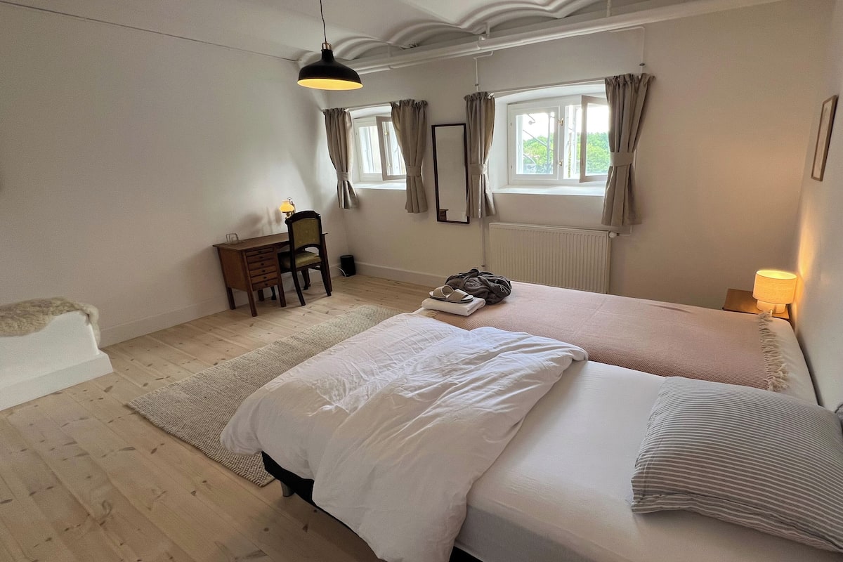 Luxe beddengoed, donsdekens, een laptopwerkplek