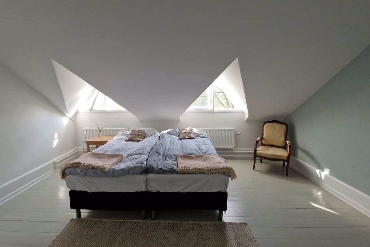 Standaard tweepersoonskamer | Luxe beddengoed, donsdekens, een laptopwerkplek
