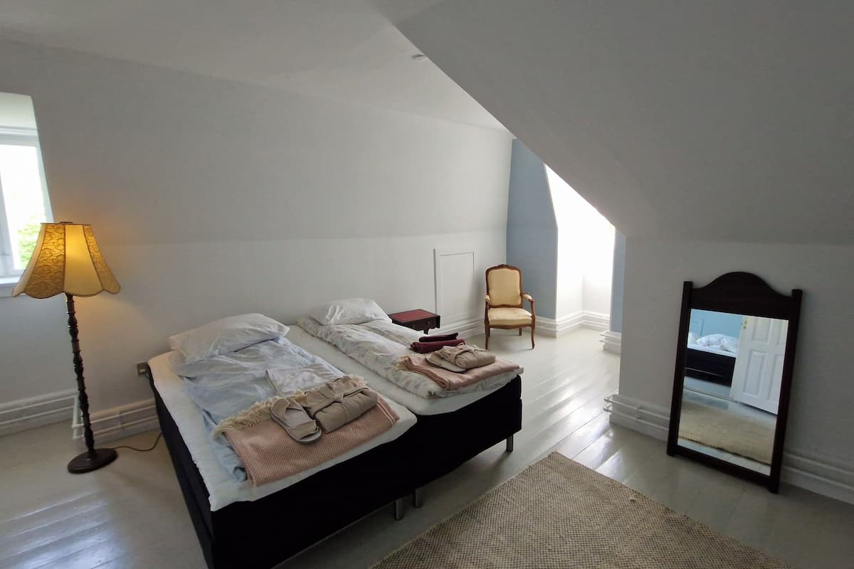 Standaard tweepersoonskamer, 1 queensize bed | Luxe beddengoed, donsdekens, een laptopwerkplek