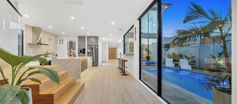 Luxe designer house with Pool, Cinema & Gym