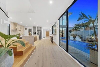 Luxe designer house with Pool, Cinema & Gym