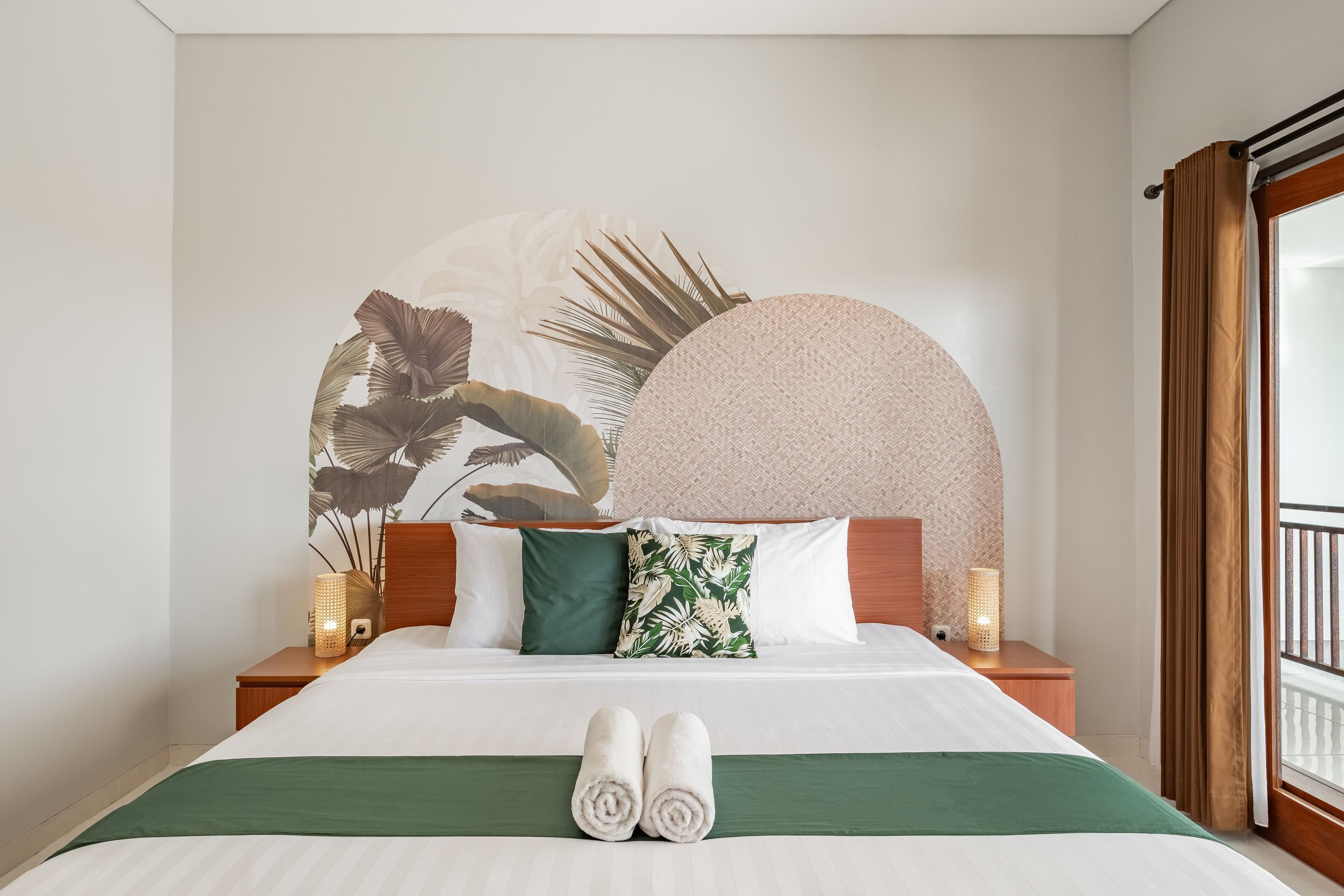 Deluxe Room, 1 Queen Bed | Free WiFi, bed sheets