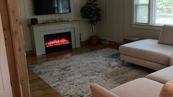 Smart TV, fireplace