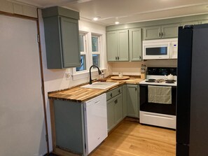 Fridge, microwave, oven, stovetop - 3-bedroom house in enchanting Mayfield centrally located. (Mayfield)