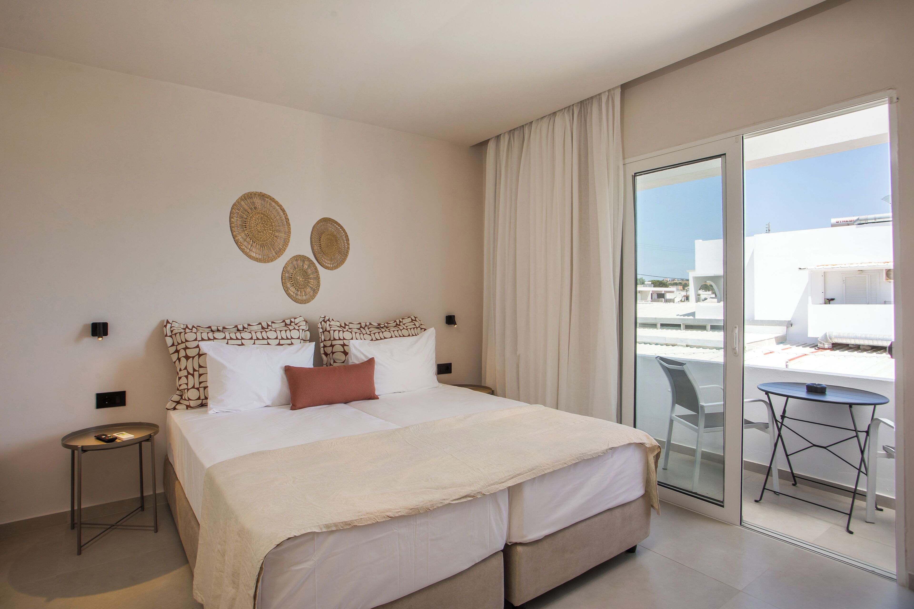 Kolmen hengen deluxe-huone, kaupunkinäköala | Tallelokero huoneessa, pimennysverhot, äänieristys, ilmainen Wi-Fi