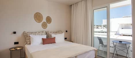 Kolmen hengen deluxe-huone, kaupunkinäköala | Tallelokero huoneessa, pimennysverhot, äänieristys, ilmainen Wi-Fi