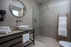 华丽三人房, 城市景观 | 浴室 | 淋浴设施、吹风机、毛巾、肥皂