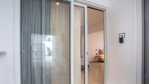 Un intérieur moderne avec une porte-fenêtre coulissante donnant sur un espace de vie.