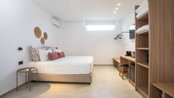 Habitación triple económica | Caja fuerte, cortinas opacas, sistema de insonorización y wifi gratis