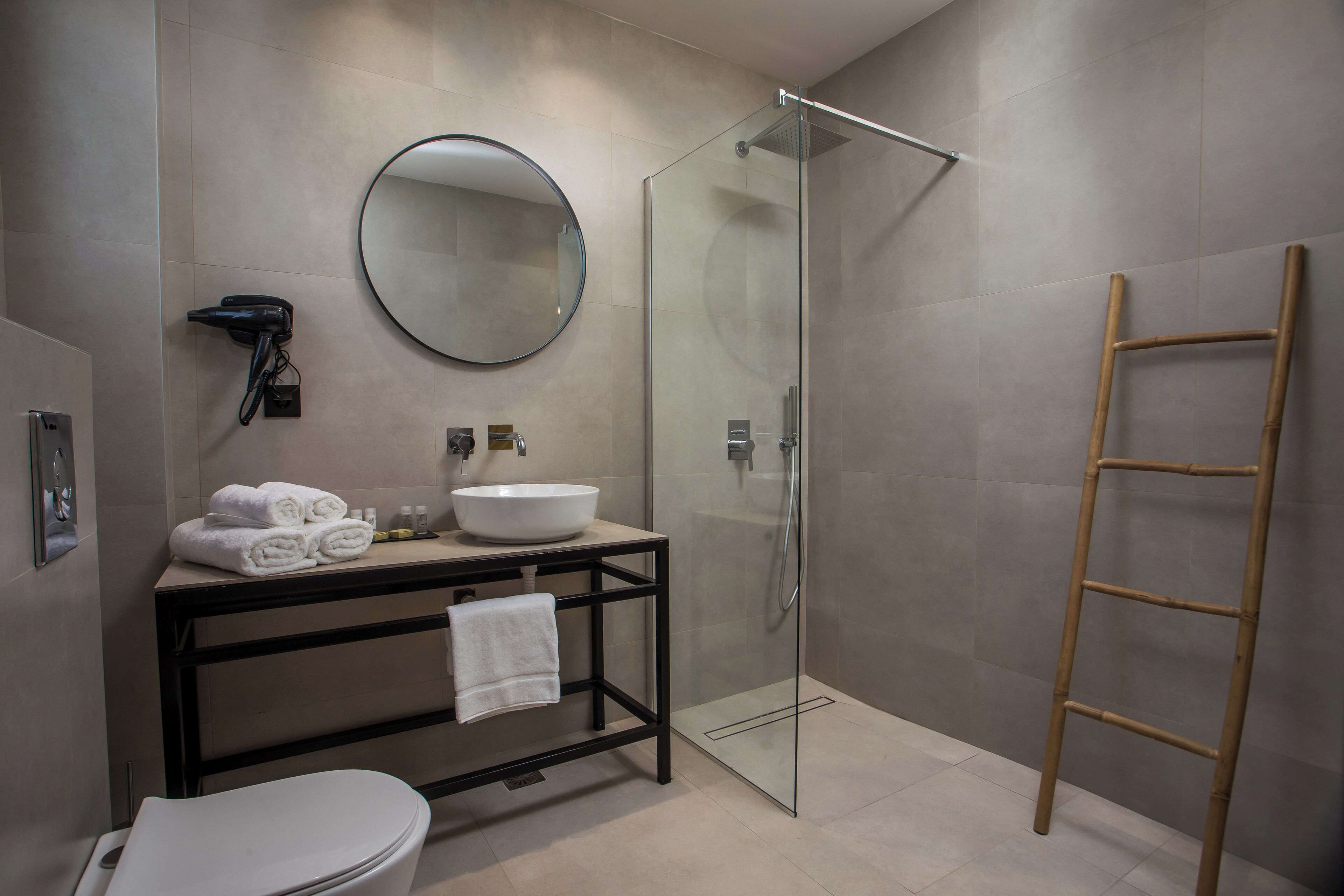 Deluxe-Doppel- oder -Zweibettzimmer, Stadtblick | Badezimmer | Dusche, Haartrockner, Handtücher, Seife