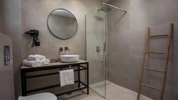 Deluxe-Doppel- oder -Zweibettzimmer, Stadtblick | Badezimmer | Dusche, Haartrockner, HandtĂŒcher, Seife