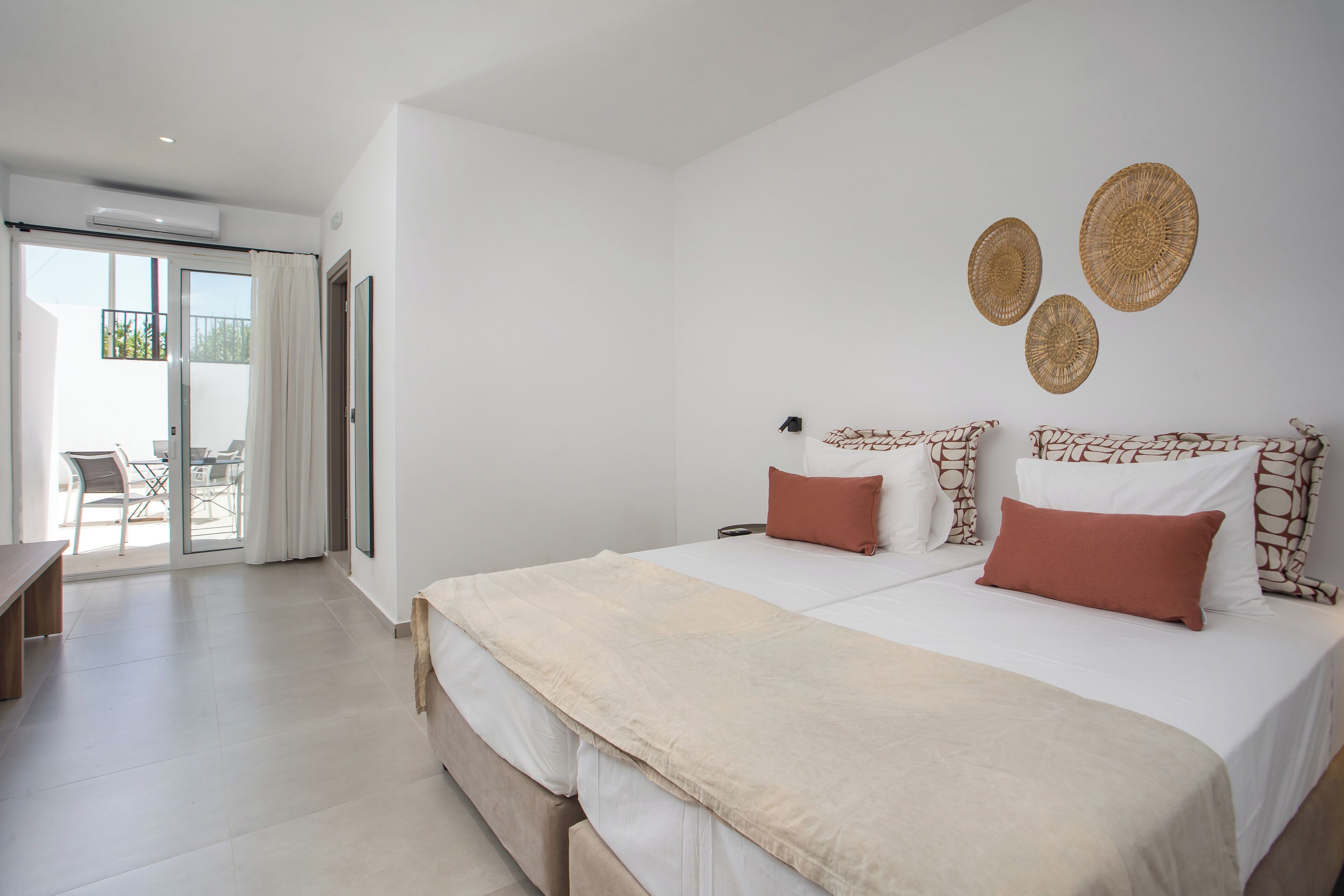 经济双人房或双床房, 庭院景观 | 客房内保险箱、遮光窗帘、隔音、免费 WiFi