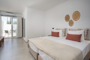 Economy-værelse med dobbeltseng eller 2 enkeltsenge - udsigt til gårdsplads | Pengeskab på værelset, mørklægningsgardiner, lydisolering, gratis Wi-Fi