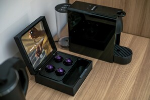 客房内保险箱、遮光窗帘、隔音、免费 WiFi