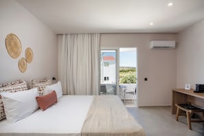 Habitación triple Deluxe, vistas a la ciudad | Caja fuerte, cortinas opacas, sistema de insonorización y wifi gratis