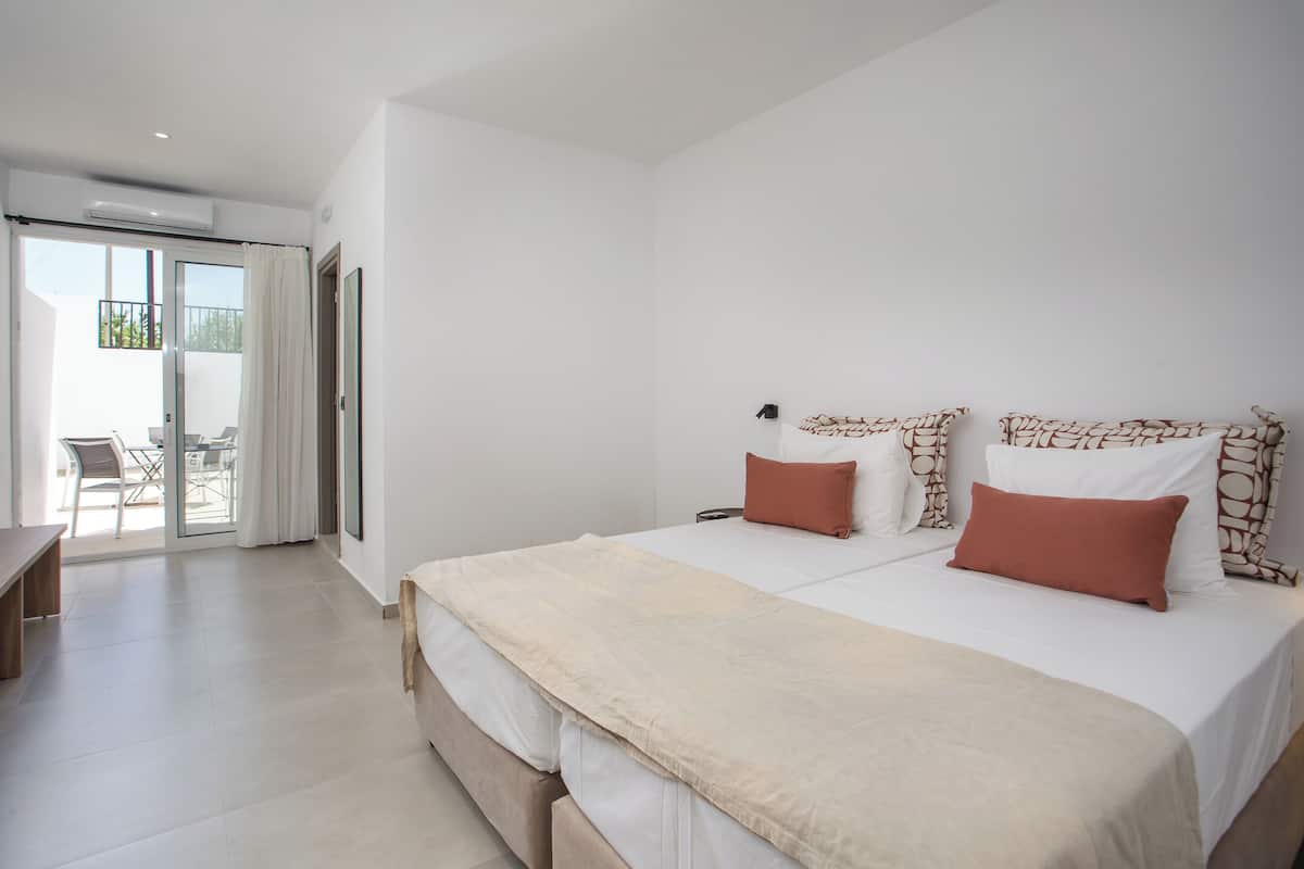In-room safe, blackout drapes, soundproofing, WiFi (free)