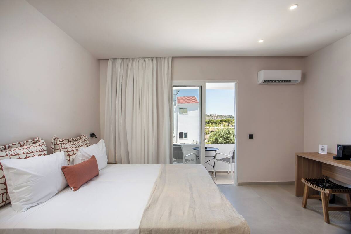 In-room safe, blackout drapes, soundproofing, WiFi (free)