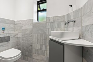 Dusche, Haartrockner, Handtücher, Seife