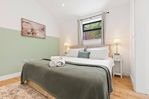 3 chambres, coffres-forts dans les chambres, fer et planche à repasser