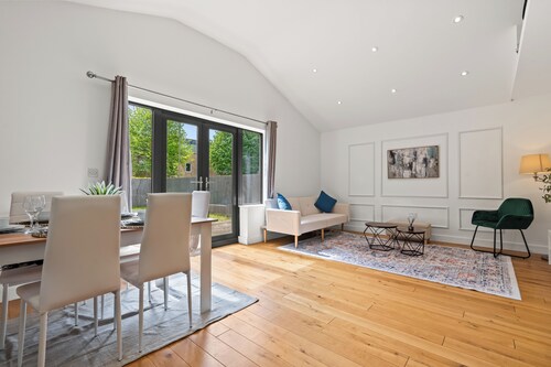 Modern 3BR Bungalow | Sleeps 6+ | Parking | Garden | Near JR Hospital