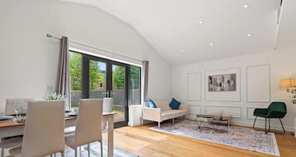 Modern 3BR Bungalow | Sleeps 6+ | Parking | Garden | Near JR Hospital