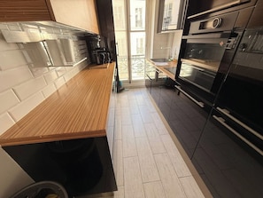 Refrigerador, microondas, horno, placa de cocina