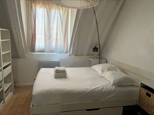 Desk, iron/ironing board, travel cot, WiFi