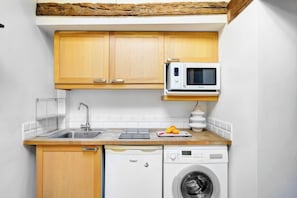 Kühlschrank, Mikrowelle, Herdplatte, Wasserkocher mit Kaffee-/Teezubehör