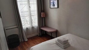 Room - BnBNook - Chic 2BR - Historic Le Marais and Pompidou (Paris)