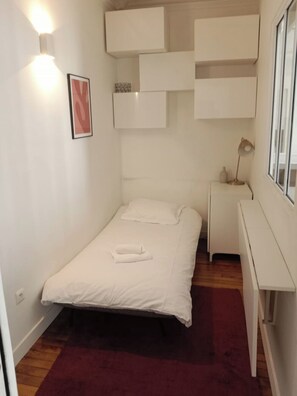 2 Schlafzimmer, Schreibtisch, Bügeleisen/Bügelbrett, Reisekinderbett