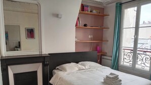 Room - BnBNook - Chic 2BR - Historic Le Marais and Pompidou (Paris)