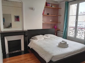 2 habitaciones, escritorio y tabla de planchar con plancha